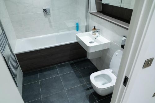 Modern 2 Bed Penthouse with Stunning views in Manchester City Center, Manchester (photo 7)