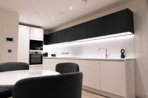 Modern 2 Bed Penthouse with Stunning views in Manchester City Center, Manchester (photo 9)