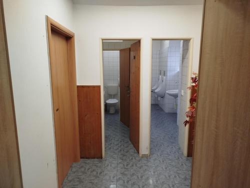 ห้องน้ำ, Apartmány pod Barunčinou školou (Apartmany pod Baruncinou skolou) in เชสกา สกาลิซ
