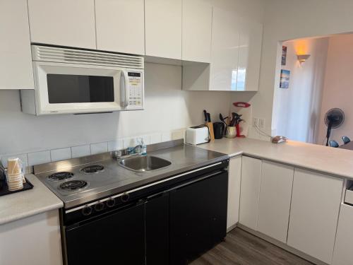 Sand Pebbles Inn in ควอลิคัม บีช (บริติช โคลัมเบีย)