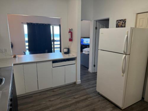 Sand Pebbles Inn in ควอลิคัม บีช (บริติช โคลัมเบีย)