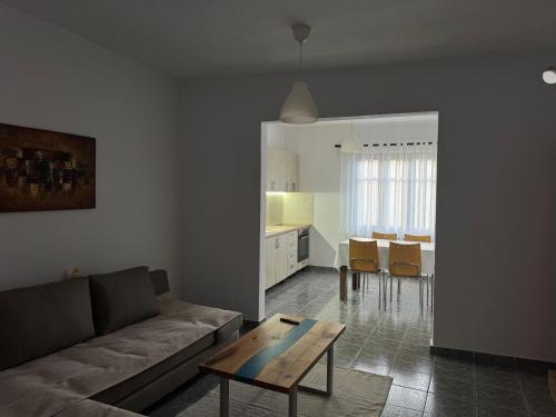 Ili's Apartment, Pogradec