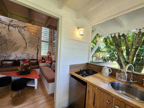 ห้องครัว, Ecolodge Mata Api Bungalow Hibiscus in มาทาเยีย