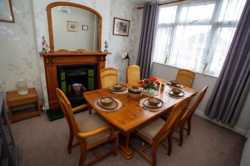 NEC, BHX Cosy 3 Bedroom House with Parking, Birmingham (zdjęcie 2)