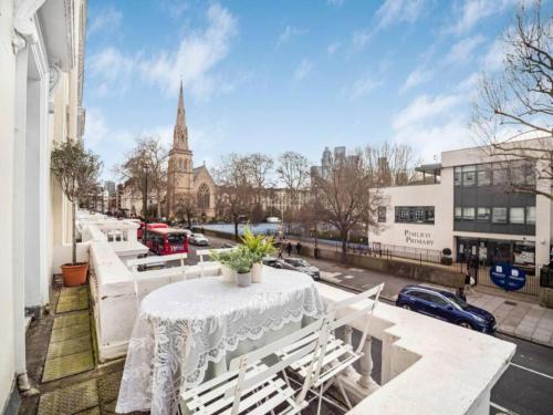 Chic & Cosy Flat, 4-Min Walk to Pimlico Tube, Pet-Friendly, London (photo 9)