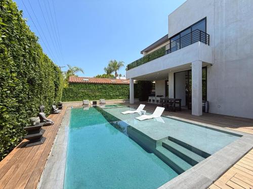 Spacious 5BR Home with Infinity Pool & Large Rooftop