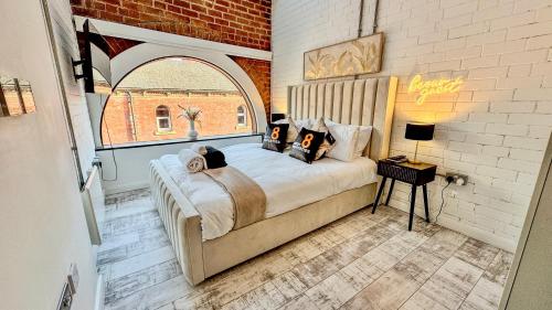 Canal Side Luxury Apartment in Leeds City Centre Sleeps 3