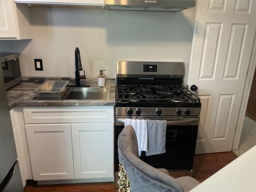 Charming 1-bdrm Apt close to all