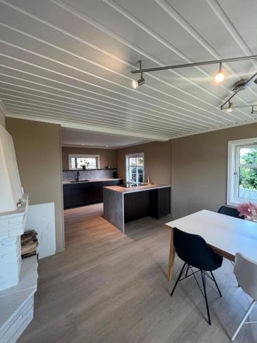 Sentral enebolig på Lura med Jacuzzi! (Sentral enebolig pa Lura med Jacuzzi!) in แซนด์เนส