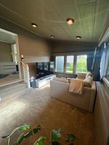 Sentral enebolig på Lura med Jacuzzi! (Sentral enebolig pa Lura med Jacuzzi!) in แซนด์เนส