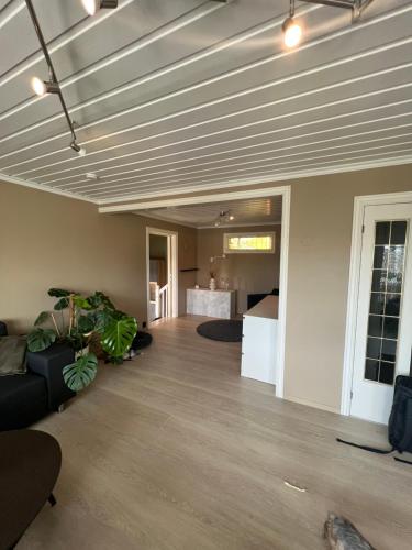 Sentral enebolig på Lura med Jacuzzi! (Sentral enebolig pa Lura med Jacuzzi!) in แซนด์เนส