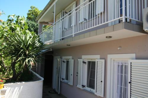 One-Bedroom Apartment with Patio