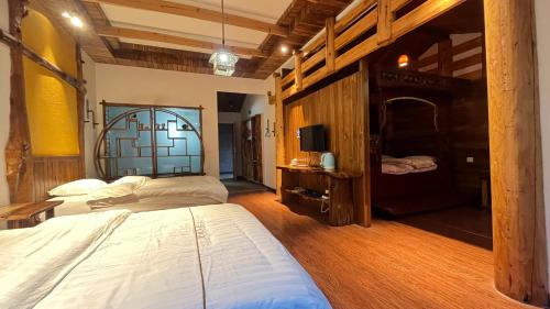 1 queen bed, 1 double bed, 1 twin bed