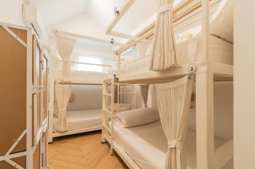 เตียงในห้องพักรวมชายหญิง 4 เตียง (Bed in 4-Bed Mixed Dormitory Room)