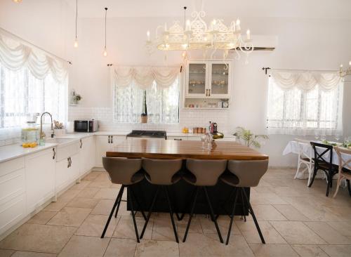virtuve, לה פטלונה in Kfar Vradim