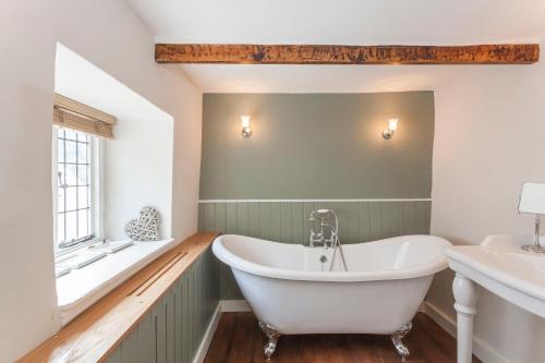 Three Little Pigs Luxury Cottage in Milton Abbas
