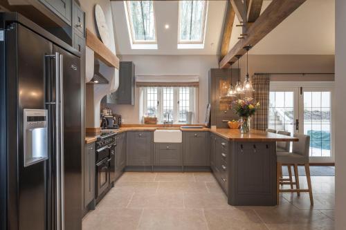 Three Little Pigs Luxury Cottage in Milton Abbas