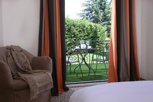 Chloe Luxury Hotel - image 4