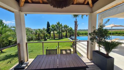 Balkons/terase, Royal Tiki Lodges - Chambres d'hôtes avec Piscine chauffée & SPA (Royal Tiki Lodges - Chambres d'hotes avec Piscine chauffee & SPA) in Plaissan