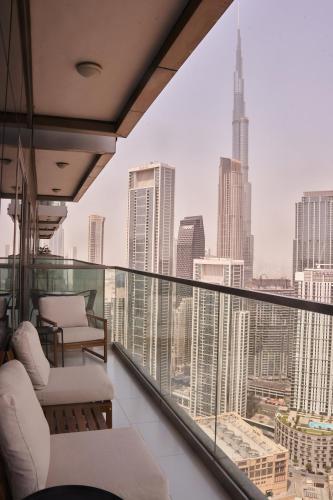 Luxury 49th Floor 2BR Corner Apt with Burj Khalifa View and Infinity Pool Access, Dubái