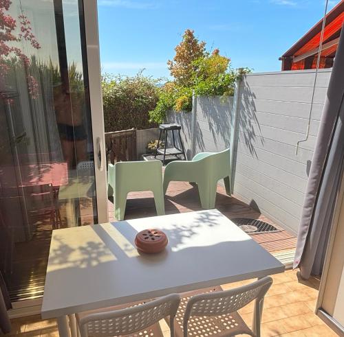 L'escale - Tap to explore photos