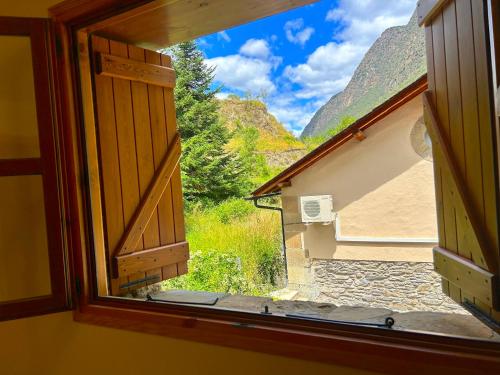 Apartament de muntanya i lluminós by RURAL D'ÀNEU (Apartament de muntanya i lluminos by RURAL D'ANEU) in La Guingueta D'Anū