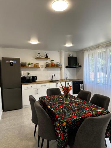 Green Azure - მწვანე ლაჟვარდი in 克瓦里亞提