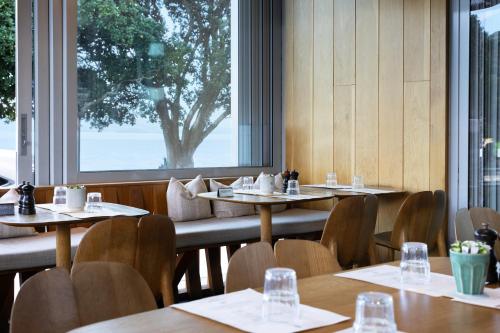 ห้องอาหาร, Beach bliss-Modern luxury holiday home at Kohimarama in โคฮิมารามา