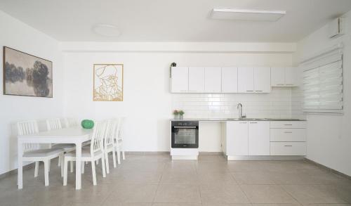 stunning 4-bedrooms on the 18th floor BY MadrigalRentals in Kiryat Bialik