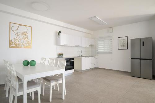 stunning 4-bedrooms on the 18th floor BY MadrigalRentals in Kiryat Bialik
