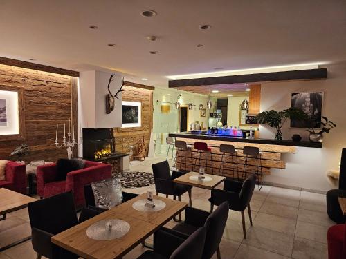 ผับ/เลาจน์, The Ischgl Lodge in แพลต