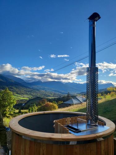 อ่างแช่น้ำร้อน, Chalet de montagne, Piscine avec vue et bain nordique in ชาโตว์รูซ์-แอลพ์