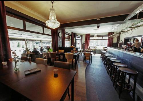 餐廳, Vakantiewoning Bij de Jep in 比爾曾