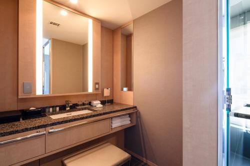 The Capitol Hotel Tokyu Room Type - Premier Corner Twin Room with Extra Bed (3 Adults) - Non-Smoking The Capitol Hotel Tokyu Room Type - Premier Corner Twin Room with Extra Bed (3 Adults) - Non-Smoking