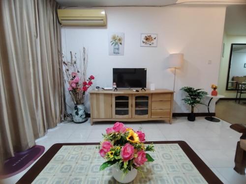 RIVERBANK SUITE with riverfront mountain DUN view