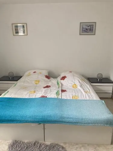 Self check in ganzes Apartment 40 m zwei Schlafzimmer Wlan Parkplatz eigenes Badezimmer mit Badewanne Kochecke Einfamilienhaus in Duisburg, Deutschland