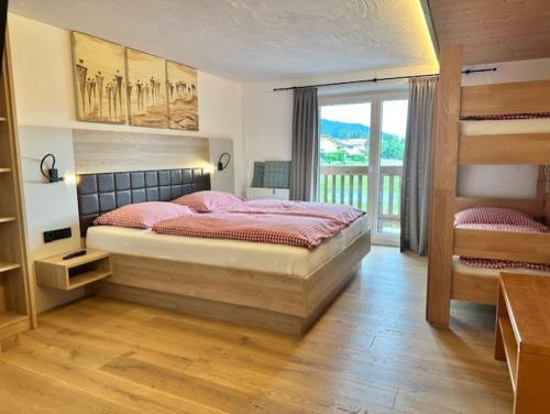 1 queen bed, 1 bunk bed