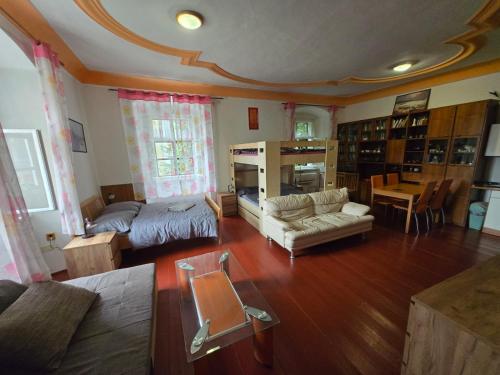 Fara Choustníkovo Hradiště (Fara Choustnikovo Hradiste) in เซอร์เวนี คอสเตเลซ