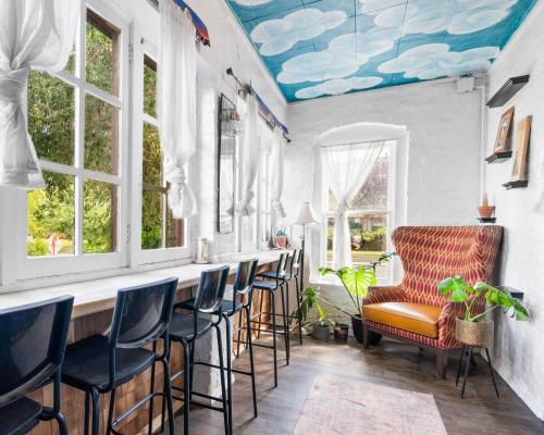 Shared lounge/TV area, Bunk & Brew Historic Lucas House - Hostel in Bend (OR)