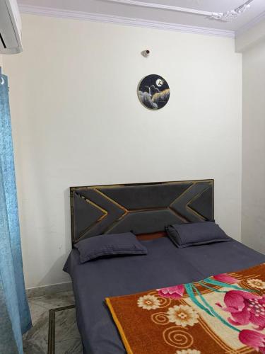 The Hotel Shadow in باوري