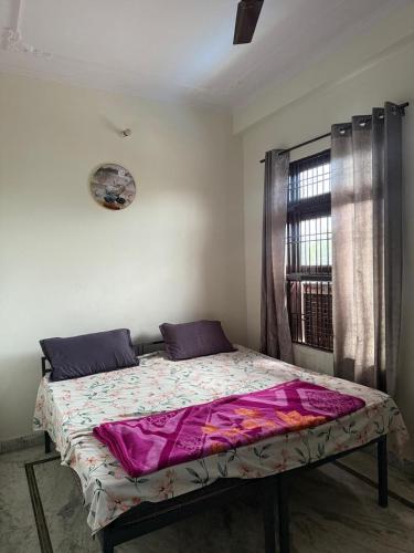 The Hotel Shadow in باوري