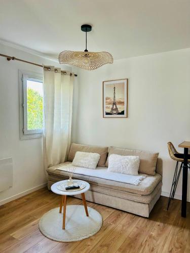 Studio EASY Check-in DISNEY 10 minutes Parking Wifi Welcome gift Starbucks coffee in Bussy-Saint Georges