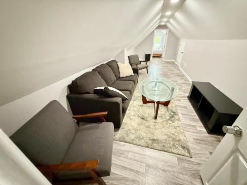 Super Amazing Place To Stay Near Downtown! Free Parking in Grand Boulevard