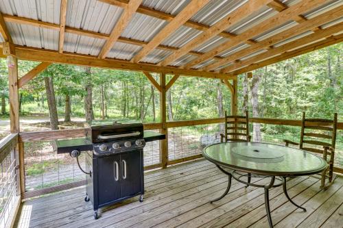Peaceful Cabin with Deck 3 Mi to Little River Canyon - main image