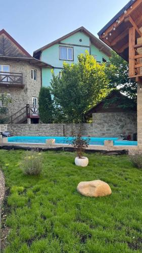 Кам'яний двір (Кам'янии двір) in มิคูลิชิน