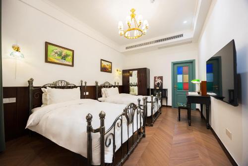 Luxury Riverside House with Garden in Central Suzhou 여행 추천 - 로드트립