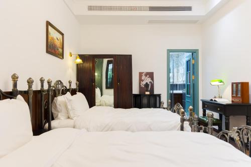 Luxury Riverside House with Garden in Central Suzhou 여행 추천 - 로드트립