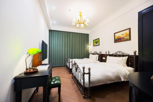 Luxury Riverside House with Garden in Central Suzhou 여행 추천 - 로드트립