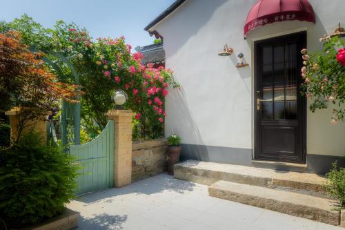 Luxury Riverside House with Garden in Central Suzhou 여행 추천 - 로드트립
