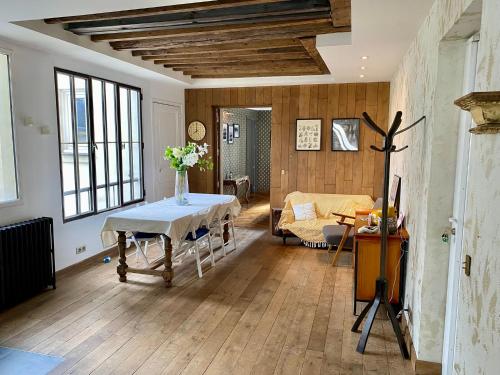 Luxury Marais Apartment with Authentic Parisian Flair, Parigi